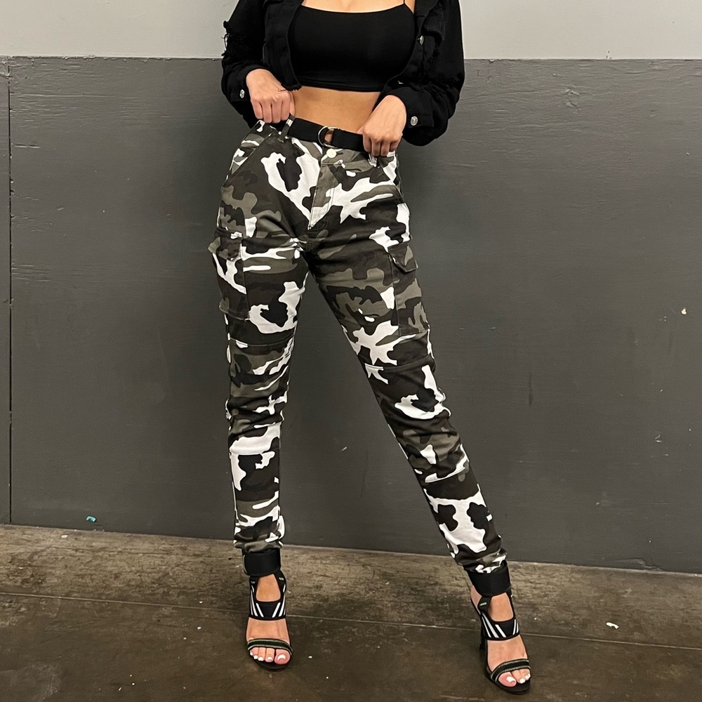 Camo cargo skinny pants